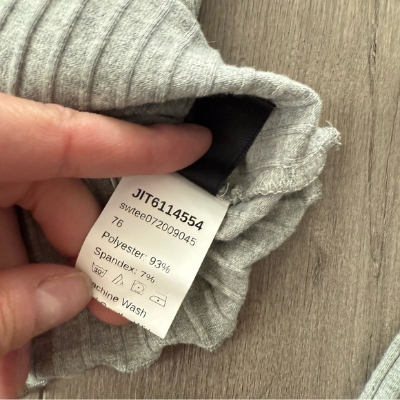 New SHEIN Grey Ribbed Button Lettuce Hem Crop Top - Picture 5 of 5